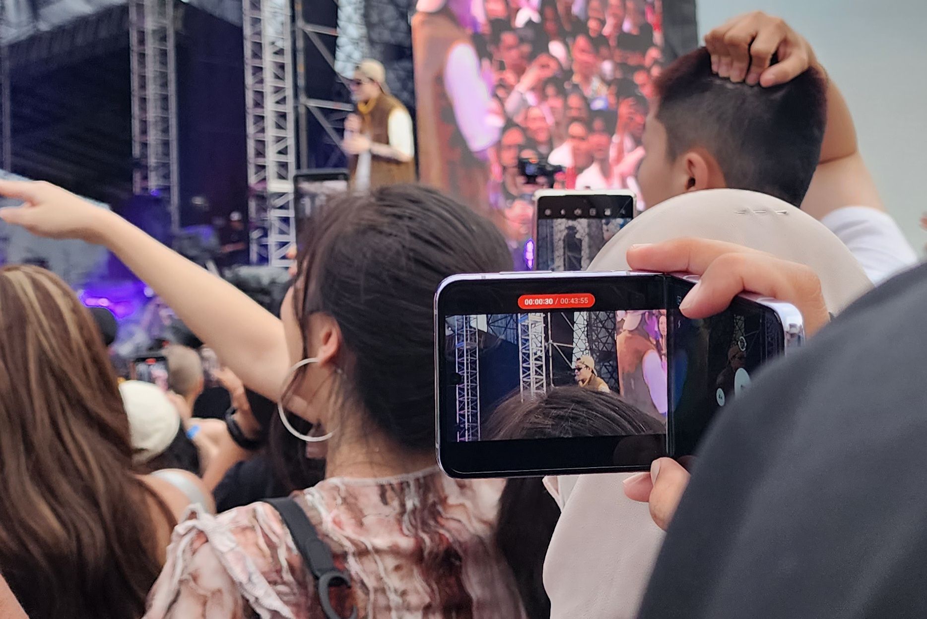 Cara Mudah Merekam Video Konser Dengan FlexCam Galaxy Z Flip 4